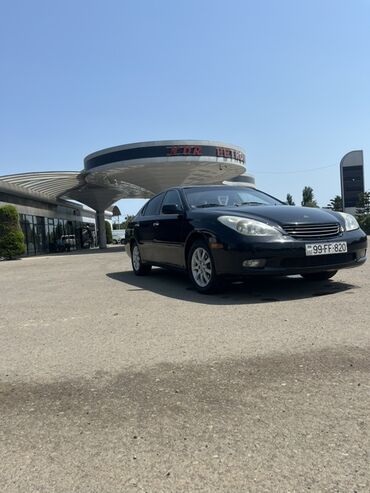 Lexus: Lexus ES 300 modeli. Klassik sedan dizaynı və dörd qapılı korpusu ilə — 2