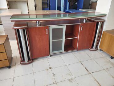 reception masa: Resepşin masasi temiz turk istehsalidir Uzunlugu 2 mtr . Istifade