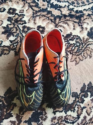 sari toplar: Butslar Nike, İşlənmiş — 1