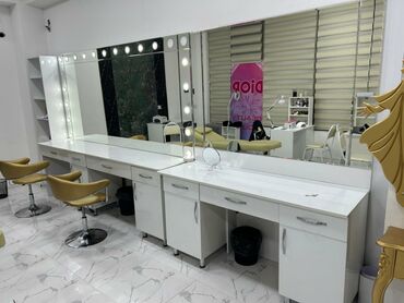 Stend vitrinləri: Make up guzgusu 3 neferlikdir. Birlikde 450azn. Unvan xetai m/s m 4603