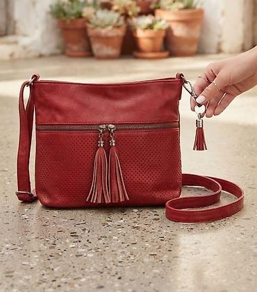 Ženska crossbody torba u crvenoj boji - Materijal: mekana eko koža sa