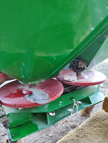 Пескоразбрасыватели: Продается разбрасыватель, навесной (Рум).состояние хорошее. объем до — 5