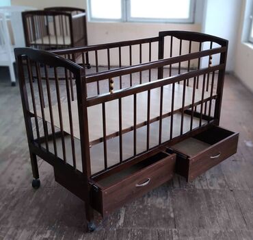 Детские кровати: Детская кроватка + разборный стульчик Состояние отличное Размер