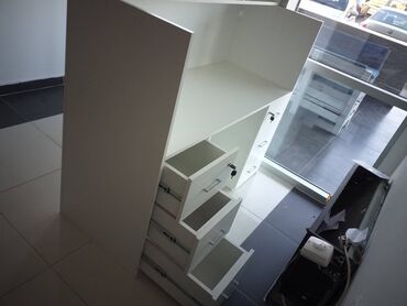 Stolovi: Pult 1 Materijal: Univer debljine 18 mm u beloj boji. Dimenzije — 9