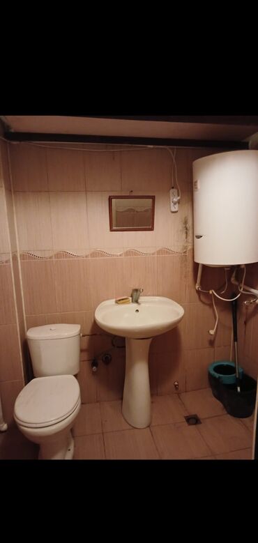 Uzunmüddətli kirayə mənzillər: Gəncənin tam mərkəzində, 2 otaqlı, təmirli, əşyalı mənzil satılır — 10