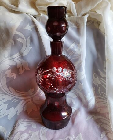 Čaše: Flasa kristal,rubin boje za zestoko pice. 60,70te. Flasa — 2