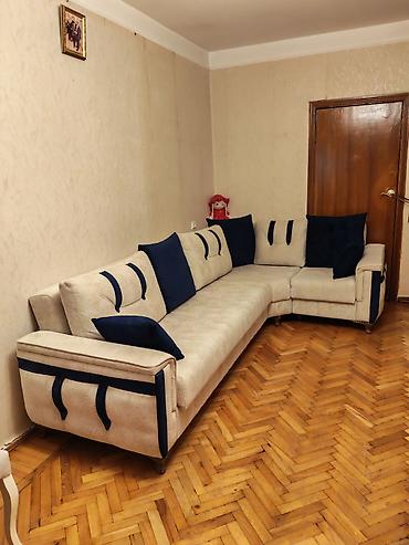 Ev üçün mebel: Künc divan – krem rəngli mikrofiber/parça üzlük, tünd göy dekorativ — 2