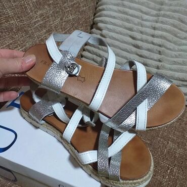 kupujem prodajem zenske cipele broj 40: Sandale, Guess, 40