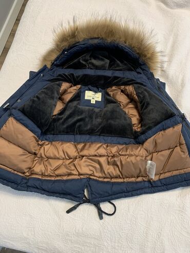 Верхняя одежда: Продаю зимнюю детскую куртку, тёмно‑синяя. Куртка почти новая, носили — 7