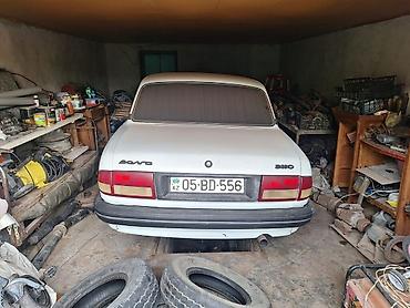 QAZ: GAZ Volga 3110, ağ rəng, sedan gövdə. Nömrə nişanı: 05-BD-556 (AZ) — 2