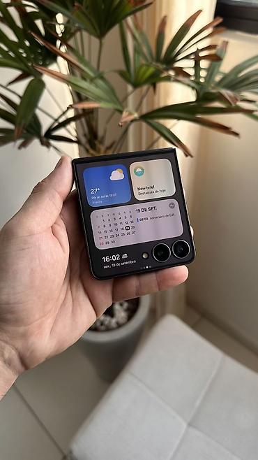 samsung folder: Samsung Galaxy Z Flip7, Б/у, 256 ГБ, цвет - Черный, 1 SIM, eSIM — 3