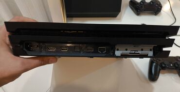 PS4 (Sony Playstation 4): Yaxşı vəziyyətdədi içində 10-a yaxın məşur oyunlardan var proşivkalı — 3