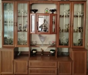 стеклянный кухонный стол: Qonaq otağı üçün vitrinli divan mebeli - Material: ağac teksturalı