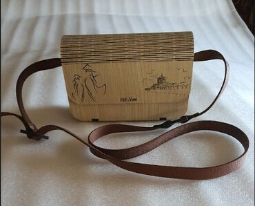 сумка кожаная б: Сумочка из дерева, ручной работы на длинном кожаном ремешке . Отдаю за