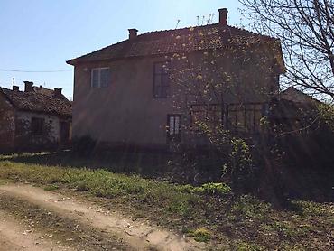 Kuće na prodaju: Porodična kuća 1/1 u Starom selu, na glavnom putu. Stambena površina — 12