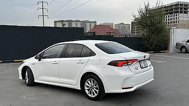 Toyota: Toyota Corolla: 2021 г., 1.8 л, Вариатор, Гибрид, Седан — 6