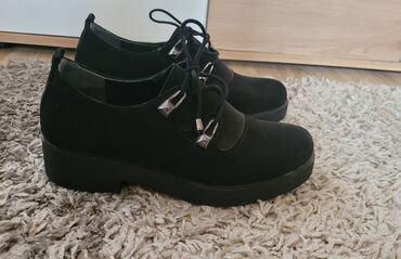 crna cipkana haljina i cipele: Oksfordice, 39