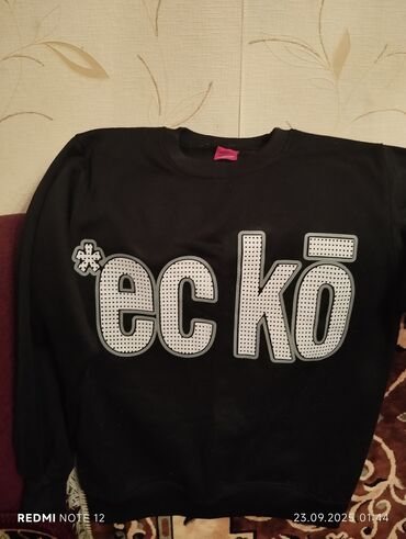 Köynəklər: Ecko Unltd. qara svitşort - Ön tərəfdə iri “ec kō” loqotipi, arxa