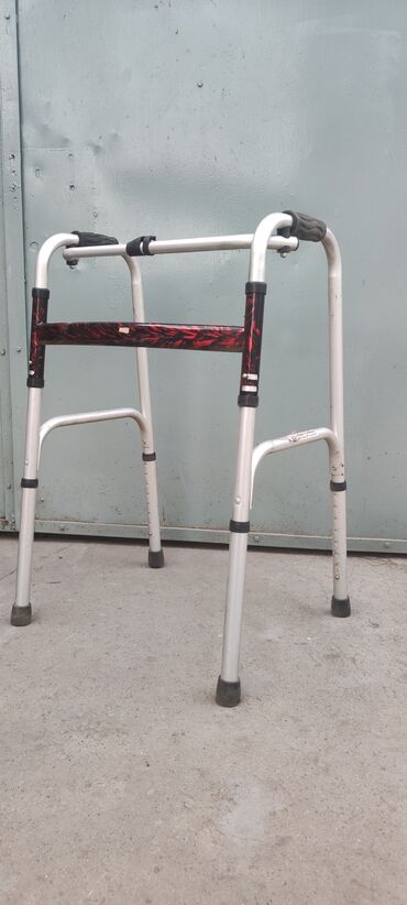 инвалидный ходунок: Ходунки Состояние идеальное. Не пользовались. шагающие. можно сложить