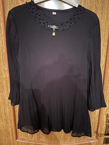 Futbolka və maykalar: Pencək və koftalar 36 (S) razmer. Təzə kimidir, Hər biri 5 azn. Ünvan — 9