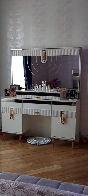 водоэмульсионная краска: Двуспальная кровать, Трюмо, 2 тумбы, Шкаф, Турция, Б/у