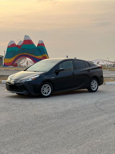 срочно продаю нужны деньги очень срочно: Toyota Prius: 2019 г., 1.8 л, Гибрид