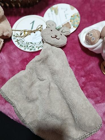 Kompleti: Poklon korpa za bebu – “Meda” set Šarmantno aranžirana pletena — 3