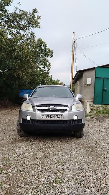 Chevrolet: Chevrolet Captiva, gümüş rəngli, 5 qapılı SUV. Əsas xüsusiyyətlər: - — 1