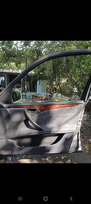 w210 duman: Mercedes-Benz E‑Class (W210) sedan, gümüşü rəng. - Kuzov: 4 qapılı — 5