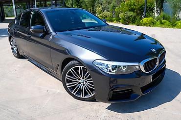 mini cooper satilir: BMW 5 Series sedan – qara metalik rəng, dinamiki və zərif dizayn — 1