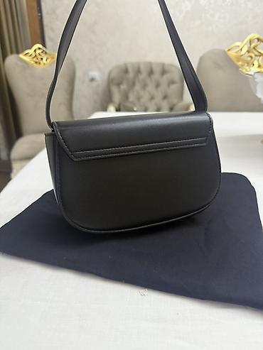 Çantalar: Qadın əl çantası – qara rəng, mini “shoulder bag” formatında. - — 3
