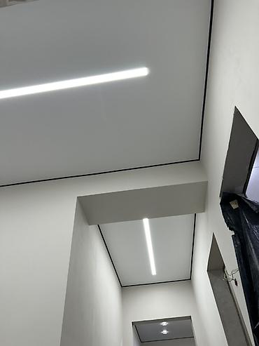 Курулуш жана оңдоо кызматтары: Натяжные потолки с интегрированными световыми линиями - Современные — 1