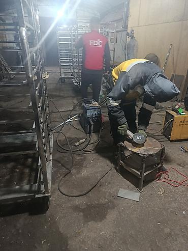 Стеллажные тележки из нержавеющей стали с сетчатыми полками -