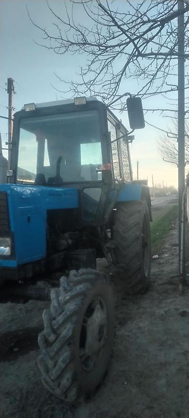 Traktorlar: Mavi rəngli təkərli kənd təsərrüfatı traktoru. Xüsusiyyətlər: - Ön və — 4