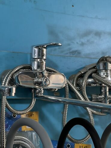 кран для душ: Смеситель для ванны/душа настенный, однорычажный. Характеристики: -