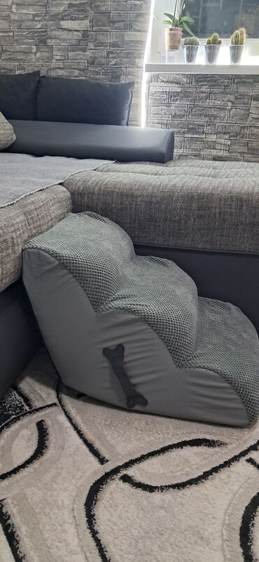 Oprema za kućne ljubimce: Stepenice za pse,sive boje,pozadina crna, juce kupljene 03.12.preko — 4