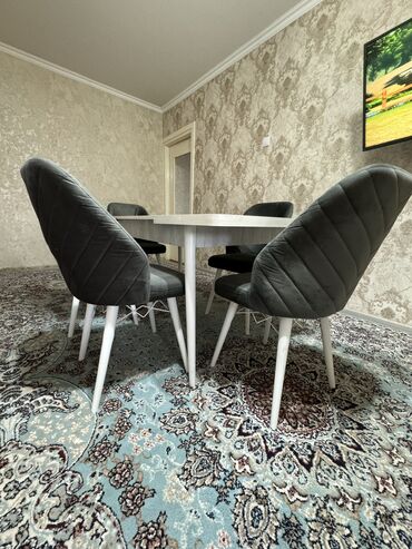 продаю мягкую мебель: Комплект стол и стулья Для зала, Б/у