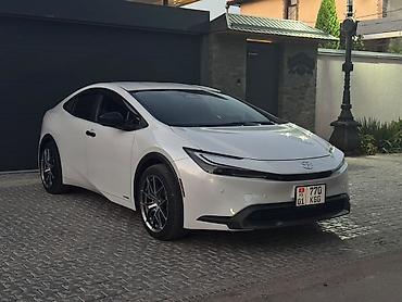 byd e6: Toyota Prius: 2023 г., 2 л, Вариатор, Гибрид, Лифтбек — 1