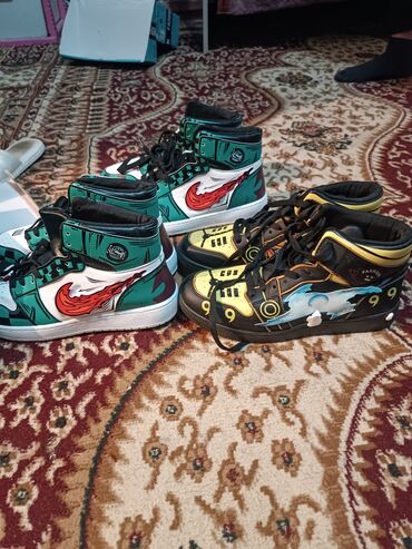 брендовые очки: Высокие кеды с ярким авторским принтом, парами. Пара 1