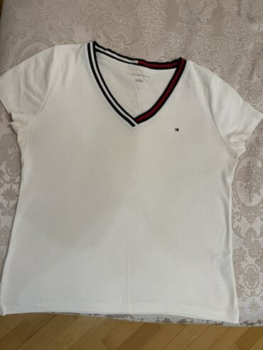 женские белые кроссовки: Tommy Hilfiger Ağ rəngli qadın t‑şörtü. V‑şəkilli yaxa trikolor