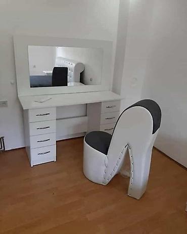 stolica sa zlatnim nogama: Stolica u obliku visoke potpetice – unikatni komad za spavaću ili — 3