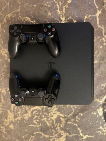 ps4 disker: Salam ps (4) 1Tb yadaş 2 eded pulti var idyal vezyet 3 eded oyun var