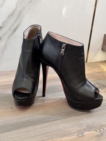 женский ботинка: Ботинки и ботильоны 38, цвет - Черный