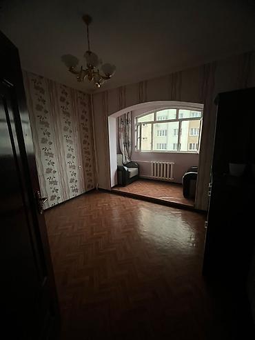 Койко-место в центре, рядом с ГАИ и Таш‑Рабат. Ищем одного парня