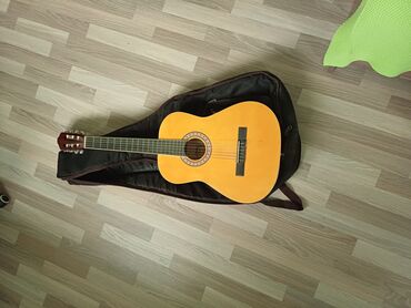 Музыкальные инструменты: Гитара в хорошем состояние (корпус YAMAHA C40) продам вместе с чехлом