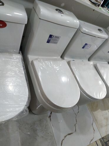 Unitazlar: İdeal Standard firmasının ağ rəngdə unitazı. Yığcam dizaynı sayəsində