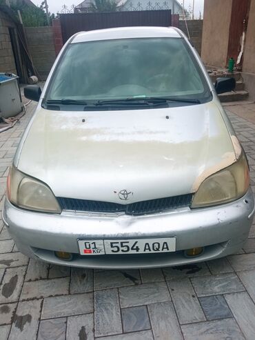 тойота ехо: Автомобиль Toyota Echo серебристого цвета, представленный в кузове