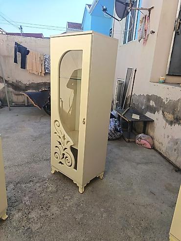 perla mebel kataloq: Ağ rəngdə klassik üslubda qonaq otağı vitrini və konsol dəsti — 2