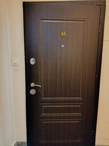 Giriş qapıları: Ağ rəngli giriş qapısı – klassik panel dizaynlı, qara metal karkaslı — 6