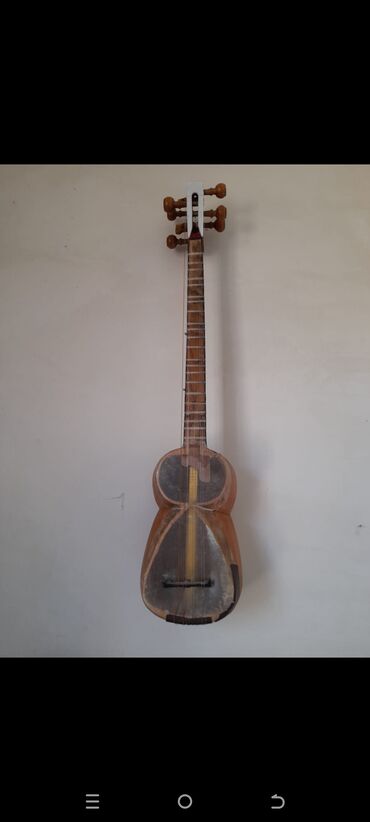 Gitaralar: Tar yaxşı işlək vəziyyətdədir. Əla vəziyyətdə saz və səsi təmizdir